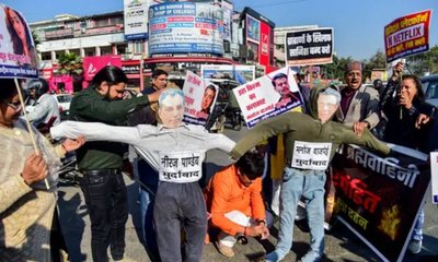 ‘ಘೂಸ್‌ಖೋರ್ ಪಂಡತ್’ವಿವಾದ: ಭುಗಿಲೆದ್ದ ಪ್ರತಿಭಟನೆ