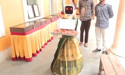 ಮತಗಟ್ಟೆಯಲ್ಲಿ ಮತದಾರರನ್ನು ಸ್ವಾಗತಿಸಿದ ರೋಬೋಟ್ 'ನಿಲಾ'