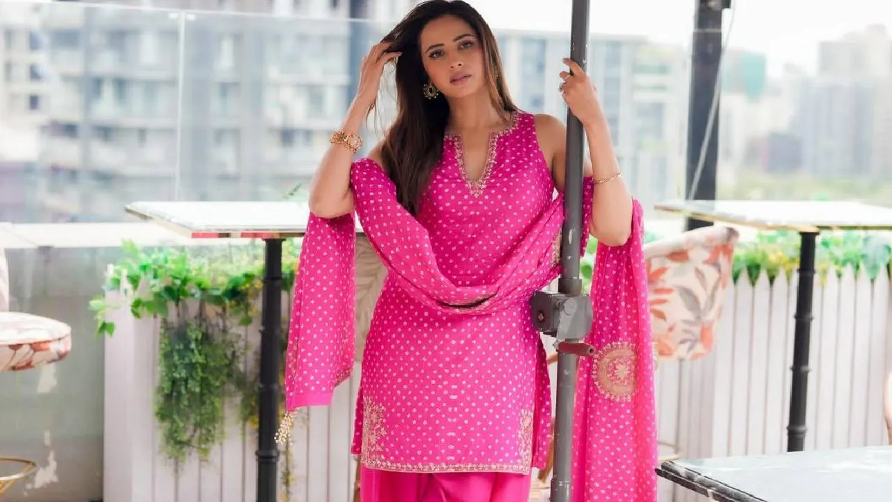 Season Fashion 2026: ಪಂಜಾಬಿ ಸೂಟ್‌ನೊಂದಿಗೆ ಬೆರೆತ ಬಾಂದನಿ ವಿನ್ಯಾಸ - Image 5