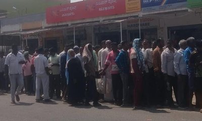 ಸುಡು ಬಿಸಿಲಿನಲ್ಲೂ ಸಿಲಿಂಡರ್‌ಗಾಗಿ ಕ್ಯೂ ನಿಂತ ಜನತೆ