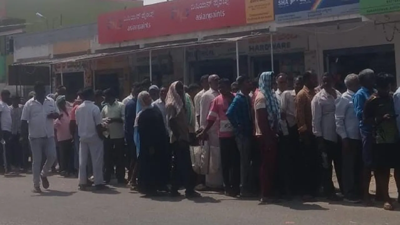 ಗ್ಯಾಸ್ ಗೋಡೌನ್ ಮುಂದೆ ಜನರ ಪರದಾಟ: ಪೂರೈಕೆ ತಡಕ್ಕೆ ಏಜೆನ್ಸಿ ಸ್ಪಷ್ಟನೆ !