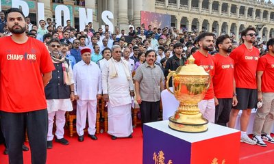 ಮೈಸೂರು ಪೇಟ ಹಾಕಿ ಆರ್‌ಸಿಬಿ ಆಟಗಾರರನ್ನು ಗೌರವಿಸಿದ ಸರ್ಕಾರ!
