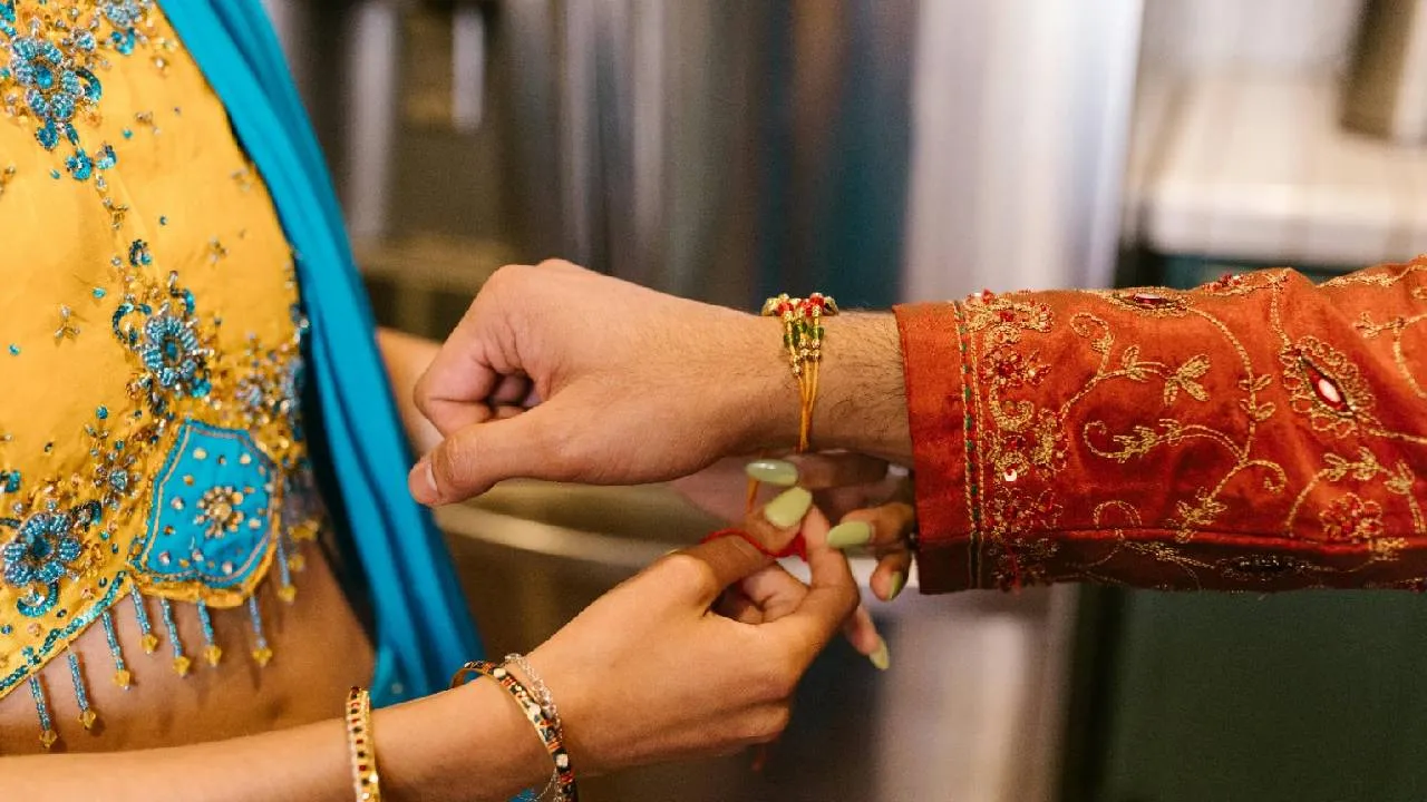 Rakshabandhan 2025: ರಕ್ಷಾ ಬಂಧನಕ್ಕೆ ಟ್ರೆಂಡಿಯಾದ ವೈವಿಧ್ಯಮಯ ರಾಖಿಗಳು - Image 2