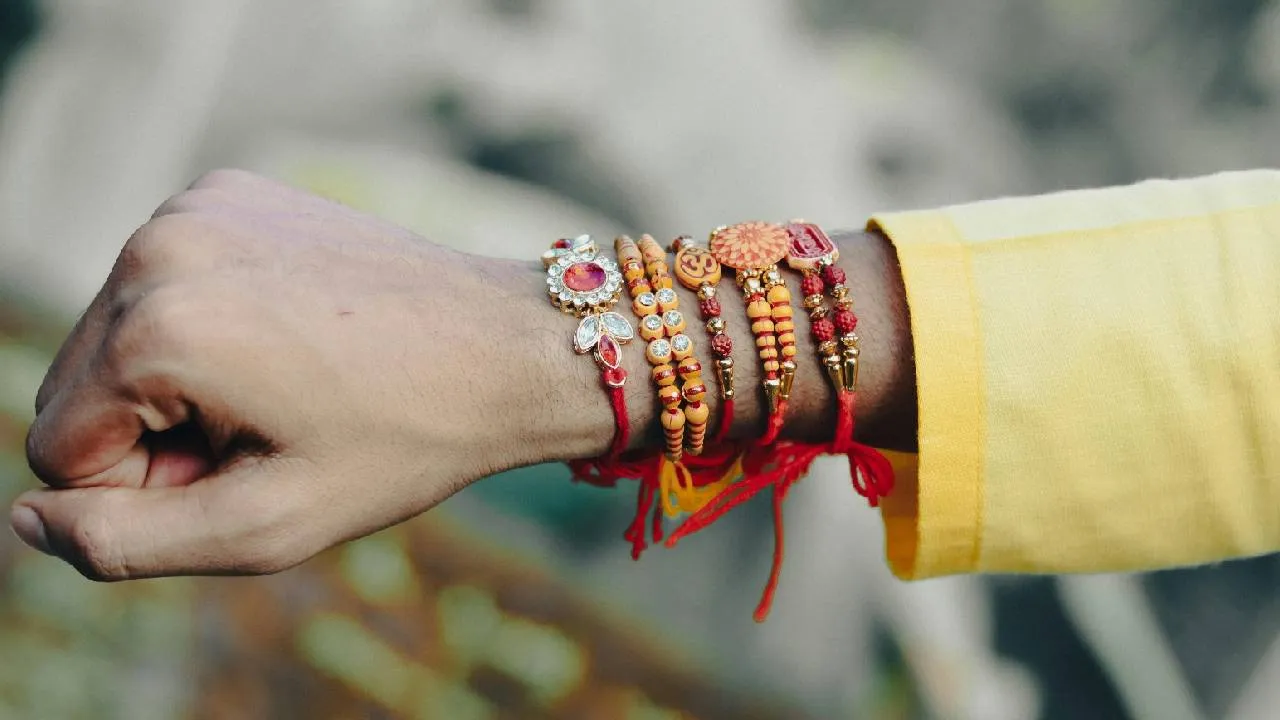 Rakshabandhan 2025: ರಕ್ಷಾ ಬಂಧನಕ್ಕೆ ಟ್ರೆಂಡಿಯಾದ ವೈವಿಧ್ಯಮಯ ರಾಖಿಗಳು - Image 4