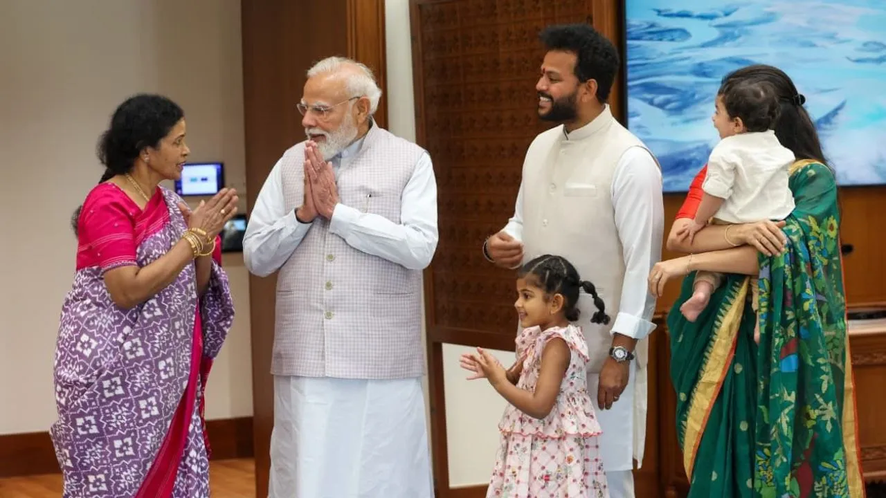 ನರೇಂದ್ರ ಮೋದಿ ಜತೆ ಆಟವಾಡಿದ ಈ ಪುಟಾಣಿ ಫ್ರೆಂಡ್ಸ್‌ ಯಾರು? ಪ್ರಧಾನಿ ಹಂಚಿಕೊಂಡ ಕ್ಯೂಟ್‌ ಪೋಟೊ ಇಲ್ಲಿದೆ - Image 5