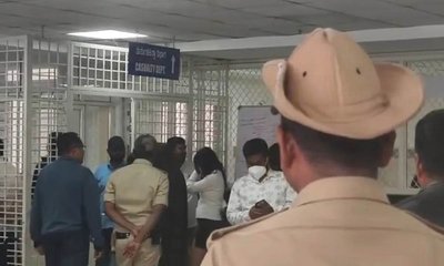 ರೇವ್‌ ಪಾರ್ಟಿ ಮೇಲೆ ದಾಳಿ ; 130 ಯುವಕ ಯುವತಿಯರ ಬಂಧನ