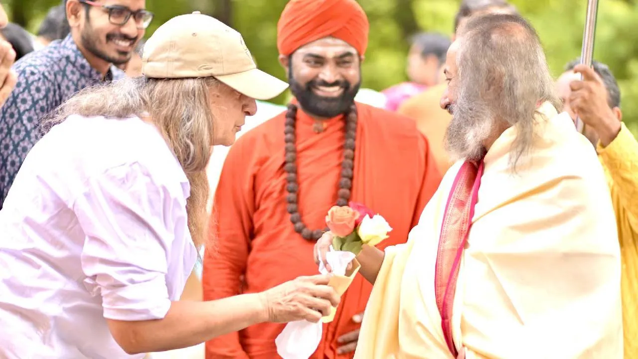 Vachanananda Swamiji: ಆರ್ಟ್ ಆಫ್ ಲಿವಿಂಗ್ ರಿಟ್ರೀಟ್ ಸೆಂಟರ್‌ನ ಗುರು ಪೂರ್ಣಿಮೆಯಲ್ಲಿ ವಚನಾನಂದ ಸ್ವಾಮೀಜಿ ಭಾಗಿ; ರವಿಶಂಕರ ಗುರೂಜಿ ಭೇಟಿ - Image 2
