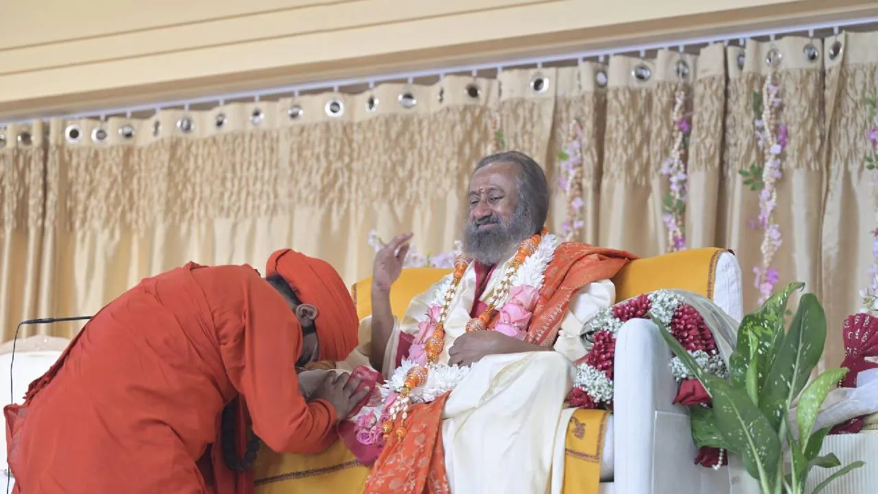 Vachanananda Swamiji: ಆರ್ಟ್ ಆಫ್ ಲಿವಿಂಗ್ ರಿಟ್ರೀಟ್ ಸೆಂಟರ್‌ನ ಗುರು ಪೂರ್ಣಿಮೆಯಲ್ಲಿ ವಚನಾನಂದ ಸ್ವಾಮೀಜಿ ಭಾಗಿ; ರವಿಶಂಕರ ಗುರೂಜಿ ಭೇಟಿ - Image 3
