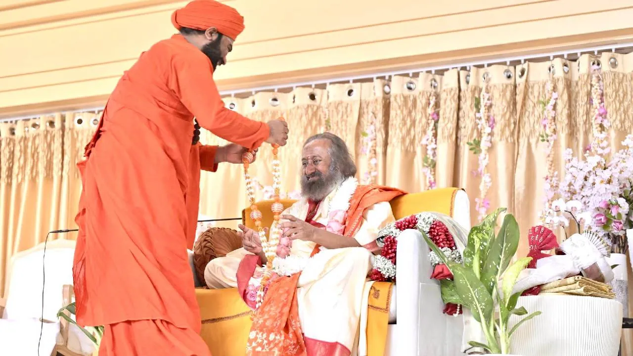 Vachanananda Swamiji: ಆರ್ಟ್ ಆಫ್ ಲಿವಿಂಗ್ ರಿಟ್ರೀಟ್ ಸೆಂಟರ್‌ನ ಗುರು ಪೂರ್ಣಿಮೆಯಲ್ಲಿ ವಚನಾನಂದ ಸ್ವಾಮೀಜಿ ಭಾಗಿ; ರವಿಶಂಕರ ಗುರೂಜಿ ಭೇಟಿ - Image 4