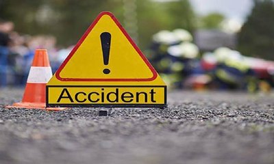 ಭೀಕರ ರಸ್ತೆ ಅಪಘಾತ; ಲಾರಿಗೆ ಕಾರು ಡಿಕ್ಕಿ, ಸ್ಥಳದಲ್ಲೇ ಮೂವರು ಸಾವು