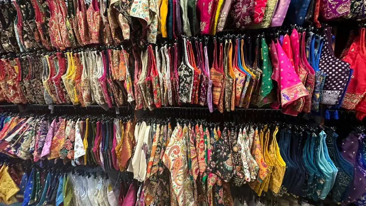 Blouse Fashion 2026: ಮಾರುಕಟ್ಟೆಯಲ್ಲಿ ರೆಡಿಮೇಡ್ ಬ್ಲೌಸ್‌ಗಳ ಹಂಗಾಮ - Image 5