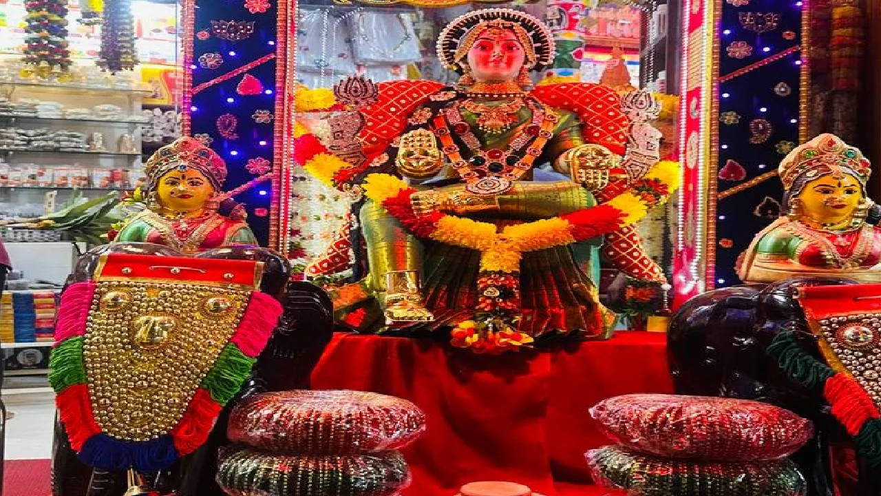 Shravana Special 2026: ಫೆಸ್ಟೀವ್‌ ಸೀಸನ್‌ನಲ್ಲಿ ಟ್ರೆಂಡಿಯಾದ ರೆಡಿಮೇಡ್‌ ವರಮಹಾಲಕ್ಷ್ಮೀಯರು - Image 1