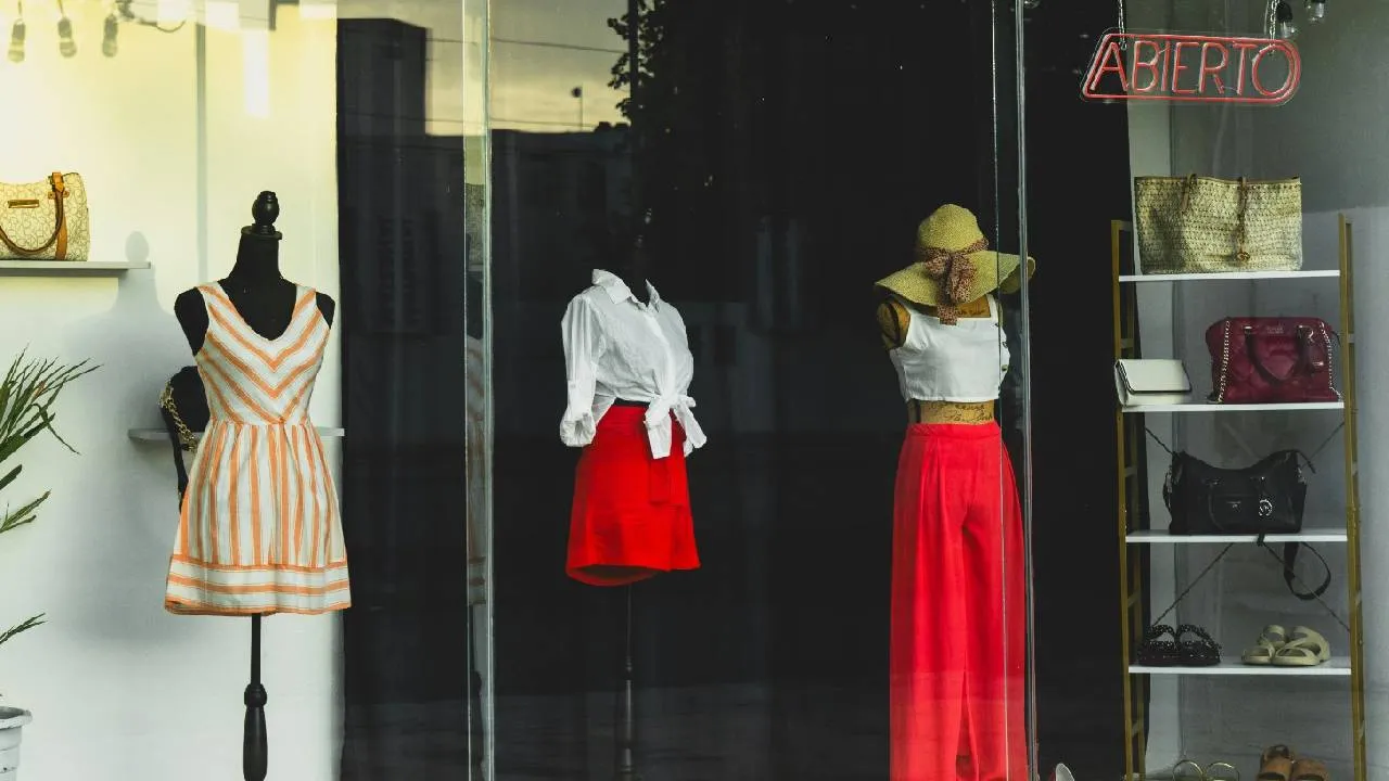 Valentine’s Fashion 2026: ವ್ಯಾಲೆಂಟೈನ್ಸ್ ವೀಕ್‌ನಲ್ಲಿ ರೆಡ್ ಫ್ಯಾಷನ್ ಹವಾ! - Image 4