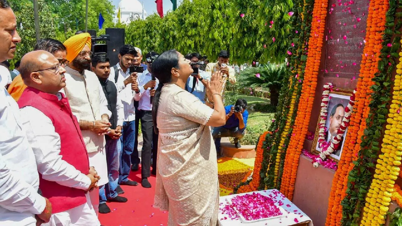 BR Ambedkar Birth Anniversary: ಅಂಬೇಡ್ಕರ್‌ 134ನೇ ಜನ್ಮ ದಿನಾಚರಣೆ; ಪ್ರಧಾನಿ, ರಾಷ್ಟ್ರಪತಿ ಸಹಿತ ಗಣ್ಯರಿಂದ ಗೌರವ ನಮನ - Image 5