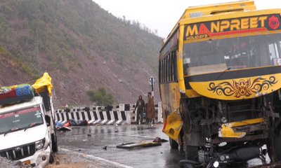 ಶ್ರೀನಗರ ಹೆದ್ದಾರಿಯಲ್ಲಿ ಭೀಕರ ಅಪಘಾತ; CRPF ಯೋಧ ಸೇರಿ ನಾಲ್ವರು ಬಲಿ