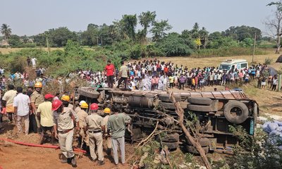 ಸರಣಿ ಅಪಘಾತ; ಬೈಕ್, ಕಾರು, ಬಸ್​ಗೆ ಡಿಕ್ಕಿ ಹೊಡೆದು ಲಾರಿ ಪಲ್ಟಿ