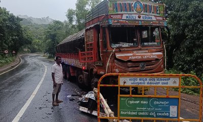 ಯಲ್ಲಾಪುರದ ಅರಬೈಲ್‌ ಘಾಟ್‌ನಲ್ಲಿ ಭೀಕರ ಅಪಘಾತ