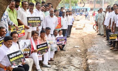 ರಸ್ತೆ ಗುಂಡಿ ಮುಚ್ಚಲು ಆಗ್ರಹ; ಬಿಜೆಪಿ ವತಿಯಿಂದ ಪ್ರತಿಭಟನೆ