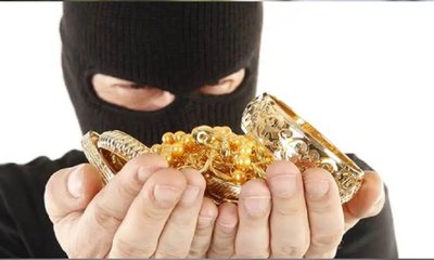 ನಡು ರಸ್ತೆಯಲ್ಲಿ ಅಡ್ಡ ಹಾಕಿ ಕೆಜಿಗಟ್ಟಲೇ ಚಿನ್ನ ದರೋಡೆ