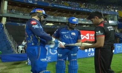 ಬ್ಯಾಟ್‌ ಪರೀಕ್ಷಿಸಲು ಪೇಚಾಡಿದ ಅಂಪೈರ್‌ ಮೇಲೆ ರೋಹಿತ್‌ ಗರಂ