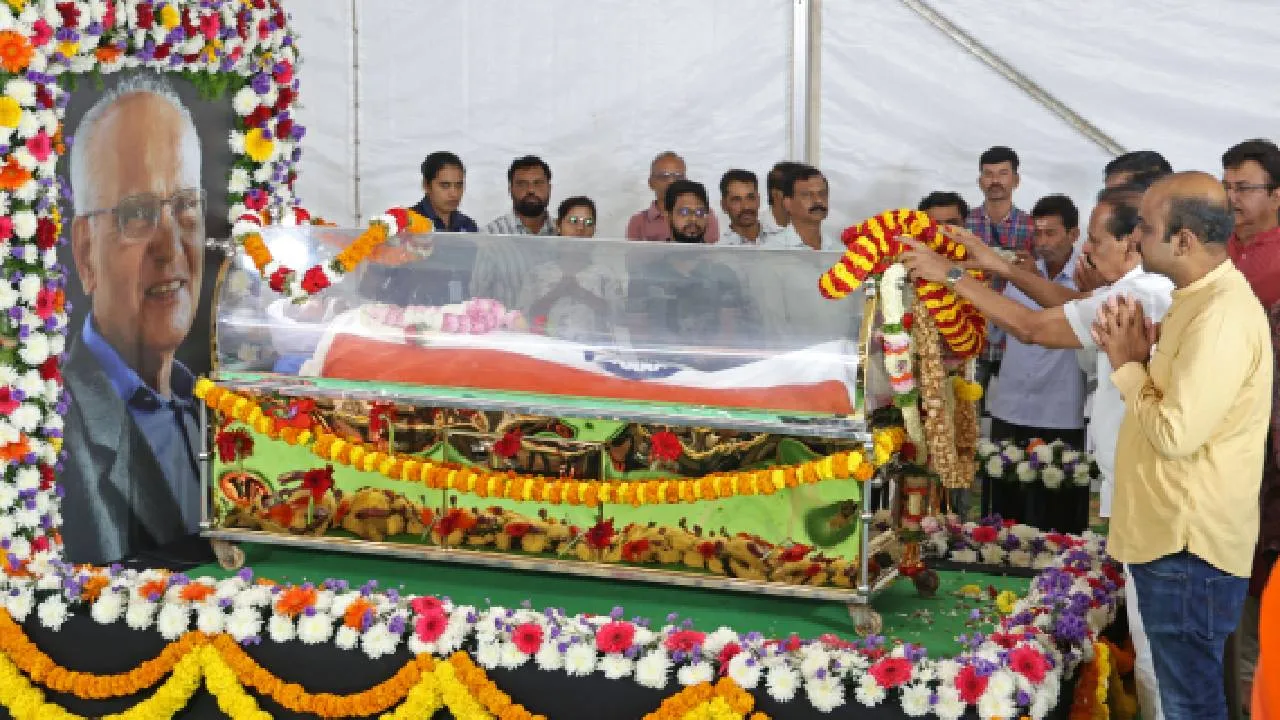 SL Bhyrappa: ಸಿಎಂ ಸಿದ್ದರಾಮಯ್ಯ, ಡಿಸಿಎಂ ಡಿಕೆಶಿ ಸೇರಿ ಗಣ್ಯರಿಂದ ಎಸ್‌.ಎಲ್‌. ಭೈರಪ್ಪ ಅಂತಿಮ ದರ್ಶನ - Image 15