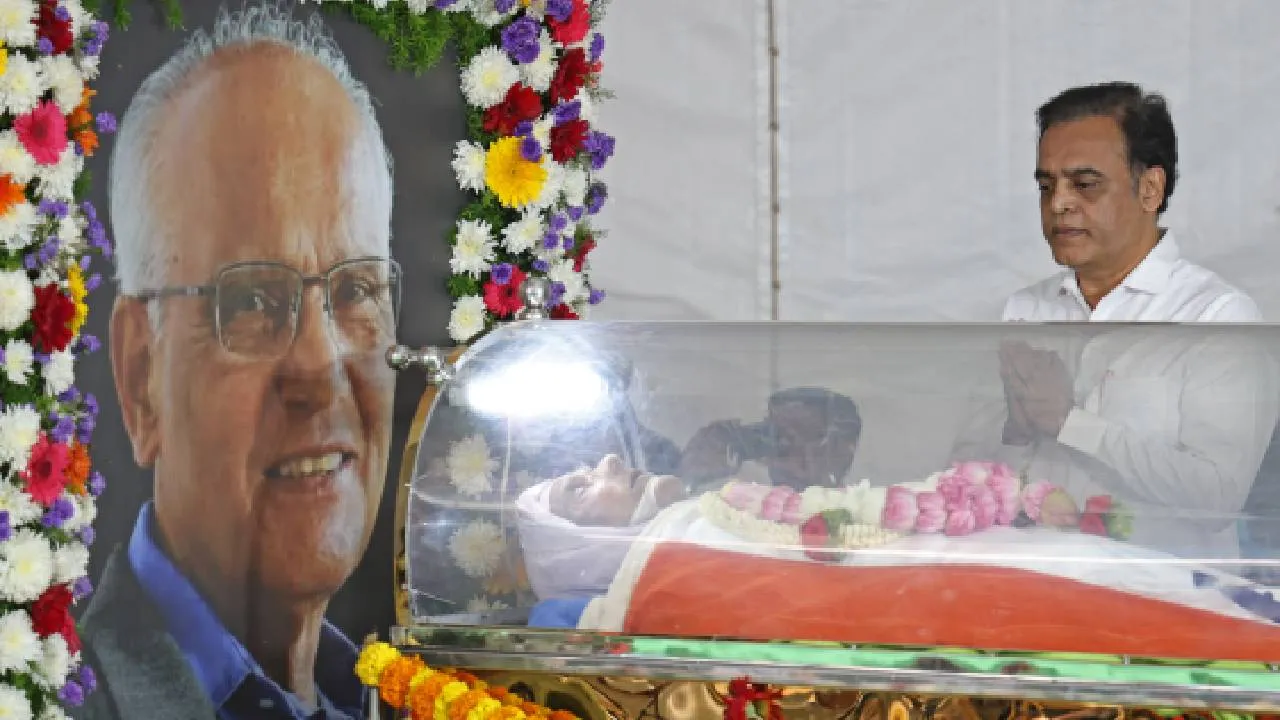 SL Bhyrappa: ಸಿಎಂ ಸಿದ್ದರಾಮಯ್ಯ, ಡಿಸಿಎಂ ಡಿಕೆಶಿ ಸೇರಿ ಗಣ್ಯರಿಂದ ಎಸ್‌.ಎಲ್‌. ಭೈರಪ್ಪ ಅಂತಿಮ ದರ್ಶನ - Image 16