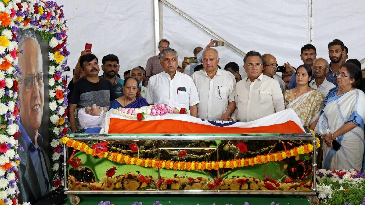 SL Bhyrappa: ಸಿಎಂ ಸಿದ್ದರಾಮಯ್ಯ, ಡಿಸಿಎಂ ಡಿಕೆಶಿ ಸೇರಿ ಗಣ್ಯರಿಂದ ಎಸ್‌.ಎಲ್‌. ಭೈರಪ್ಪ ಅಂತಿಮ ದರ್ಶನ - Image 1