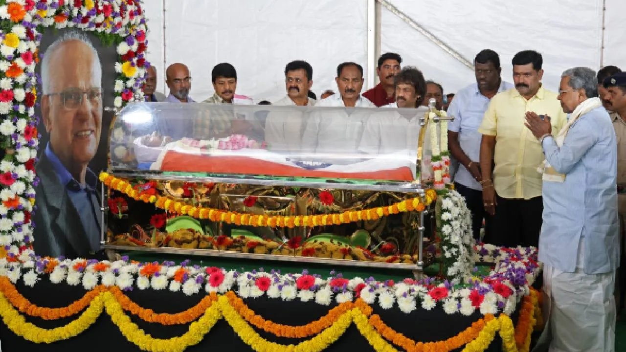 SL Bhyrappa: ಸಿಎಂ ಸಿದ್ದರಾಮಯ್ಯ, ಡಿಸಿಎಂ ಡಿಕೆಶಿ ಸೇರಿ ಗಣ್ಯರಿಂದ ಎಸ್‌.ಎಲ್‌. ಭೈರಪ್ಪ ಅಂತಿಮ ದರ್ಶನ