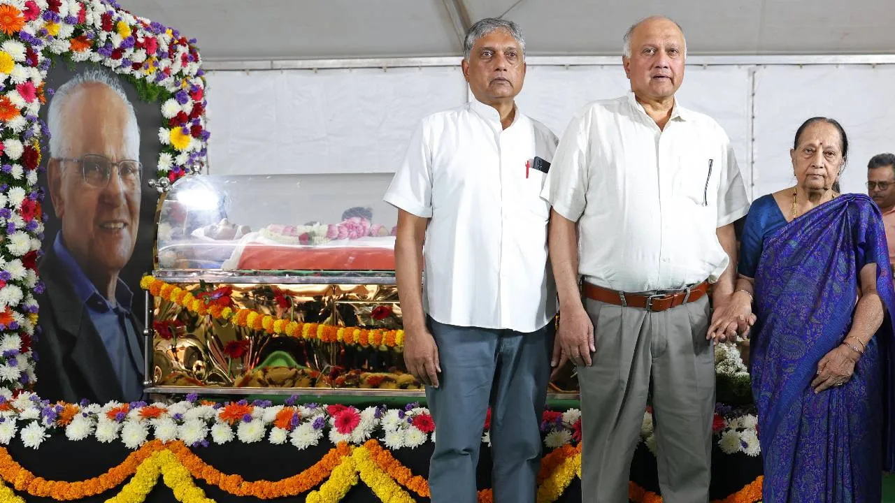 SL Bhyrappa: ಸಿಎಂ ಸಿದ್ದರಾಮಯ್ಯ, ಡಿಸಿಎಂ ಡಿಕೆಶಿ ಸೇರಿ ಗಣ್ಯರಿಂದ ಎಸ್‌.ಎಲ್‌. ಭೈರಪ್ಪ ಅಂತಿಮ ದರ್ಶನ - Image 2