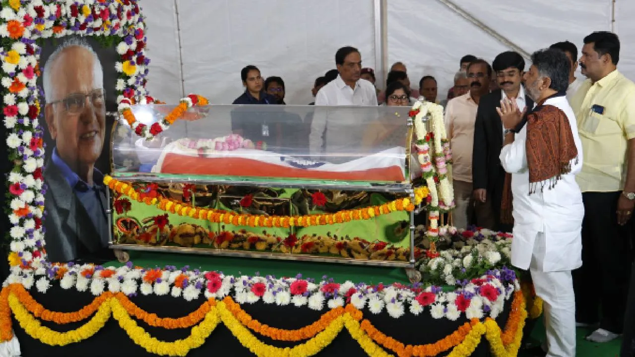 SL Bhyrappa: ಸಿಎಂ ಸಿದ್ದರಾಮಯ್ಯ, ಡಿಸಿಎಂ ಡಿಕೆಶಿ ಸೇರಿ ಗಣ್ಯರಿಂದ ಎಸ್‌.ಎಲ್‌. ಭೈರಪ್ಪ ಅಂತಿಮ ದರ್ಶನ - Image 4