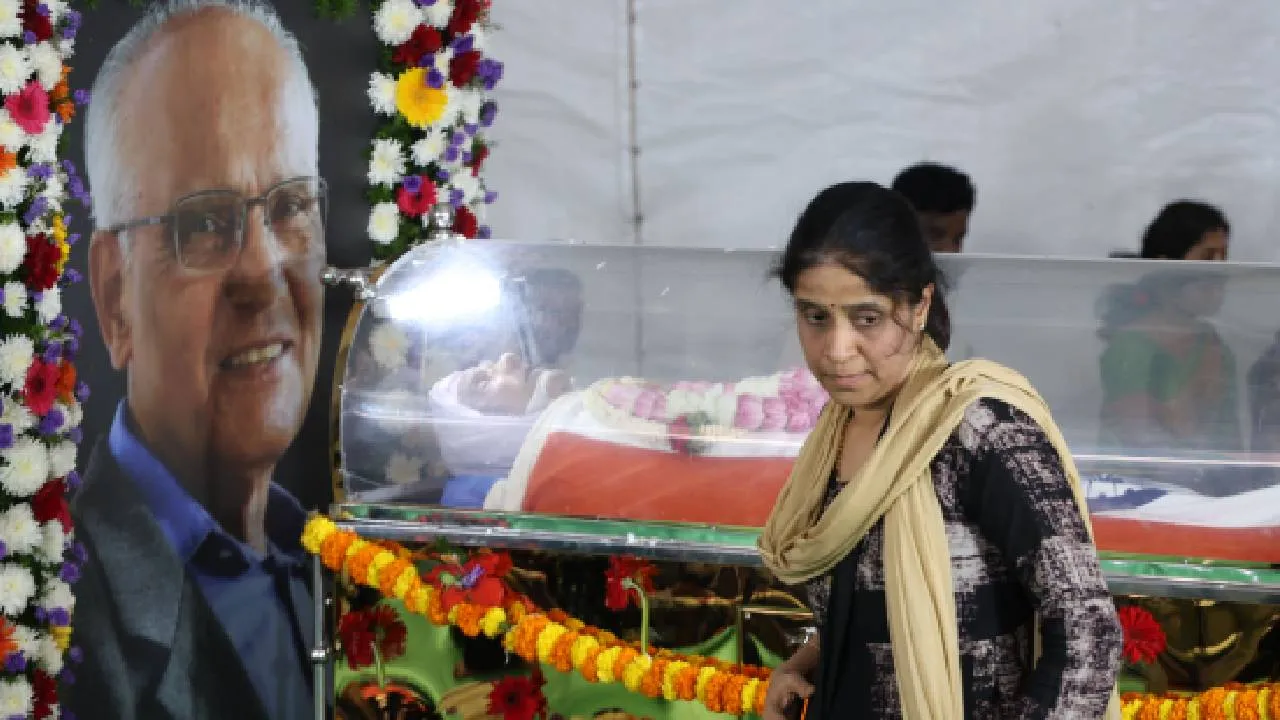 SL Bhyrappa: ಸಿಎಂ ಸಿದ್ದರಾಮಯ್ಯ, ಡಿಸಿಎಂ ಡಿಕೆಶಿ ಸೇರಿ ಗಣ್ಯರಿಂದ ಎಸ್‌.ಎಲ್‌. ಭೈರಪ್ಪ ಅಂತಿಮ ದರ್ಶನ - Image 5