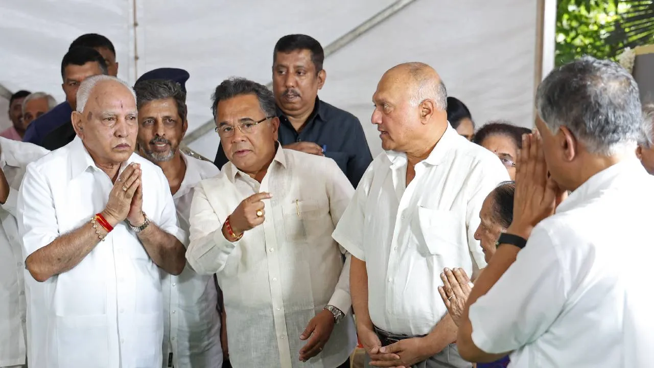 SL Bhyrappa: ಸಿಎಂ ಸಿದ್ದರಾಮಯ್ಯ, ಡಿಸಿಎಂ ಡಿಕೆಶಿ ಸೇರಿ ಗಣ್ಯರಿಂದ ಎಸ್‌.ಎಲ್‌. ಭೈರಪ್ಪ ಅಂತಿಮ ದರ್ಶನ - Image 6