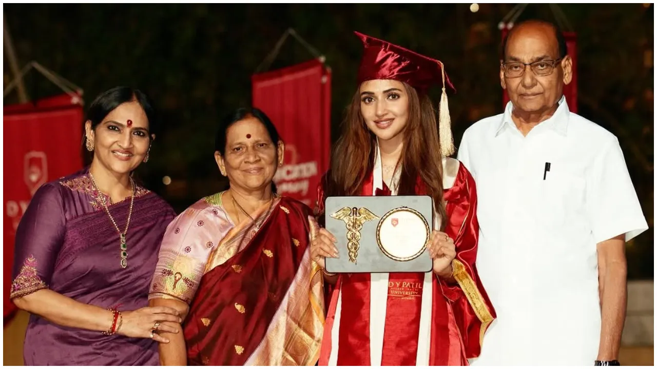 ʻನಿಮ್ ಹುಡುಗಿ ಕೊಟ್ಟ ಮಾತು ಉಳಿಸಿಕೊಂಡಿದ್ದಾಳೆʼ; ಎಂಬಿಬಿಎಸ್‌ ಪದವಿ ಪಡೆದ ಖುಷಿಯಲ್ಲಿ ಡಾ. ಶ್ರೀಲೀಲಾ; ಇಲ್ಲಿವೆ ಘಟಿಕೋತ್ಸವದ ಫೋಟೋಗಳು - Image 2