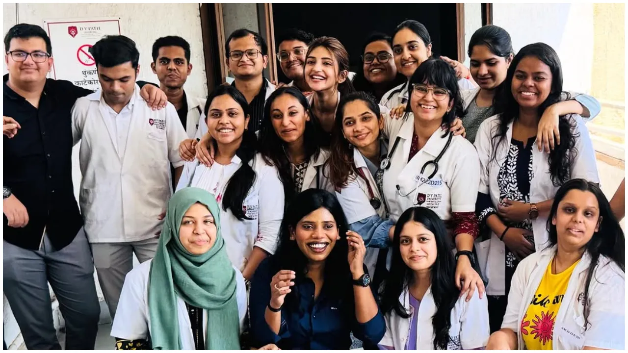 ʻನಿಮ್ ಹುಡುಗಿ ಕೊಟ್ಟ ಮಾತು ಉಳಿಸಿಕೊಂಡಿದ್ದಾಳೆʼ; ಎಂಬಿಬಿಎಸ್‌ ಪದವಿ ಪಡೆದ ಖುಷಿಯಲ್ಲಿ ಡಾ. ಶ್ರೀಲೀಲಾ; ಇಲ್ಲಿವೆ ಘಟಿಕೋತ್ಸವದ ಫೋಟೋಗಳು - Image 4