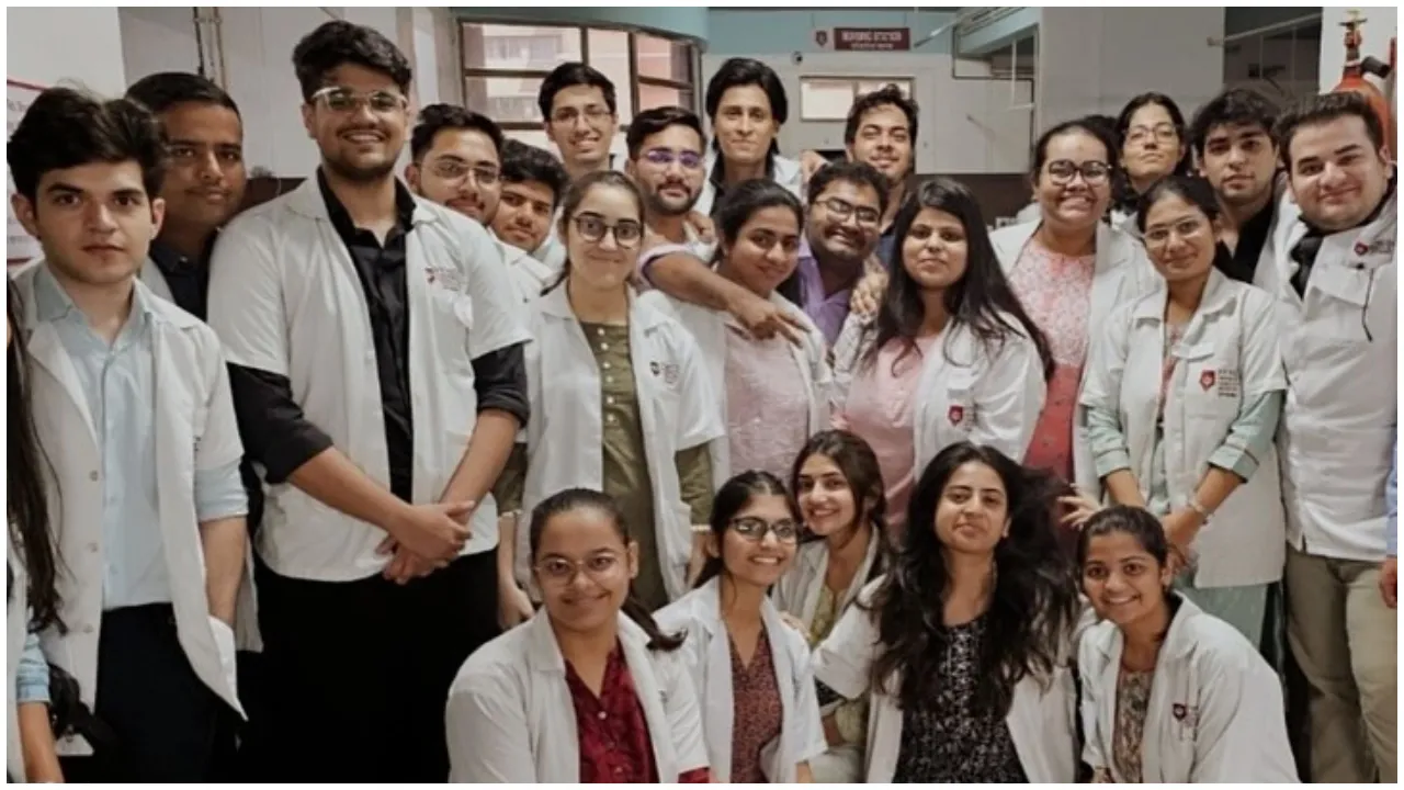 ʻನಿಮ್ ಹುಡುಗಿ ಕೊಟ್ಟ ಮಾತು ಉಳಿಸಿಕೊಂಡಿದ್ದಾಳೆʼ; ಎಂಬಿಬಿಎಸ್‌ ಪದವಿ ಪಡೆದ ಖುಷಿಯಲ್ಲಿ ಡಾ. ಶ್ರೀಲೀಲಾ; ಇಲ್ಲಿವೆ ಘಟಿಕೋತ್ಸವದ ಫೋಟೋಗಳು - Image 7