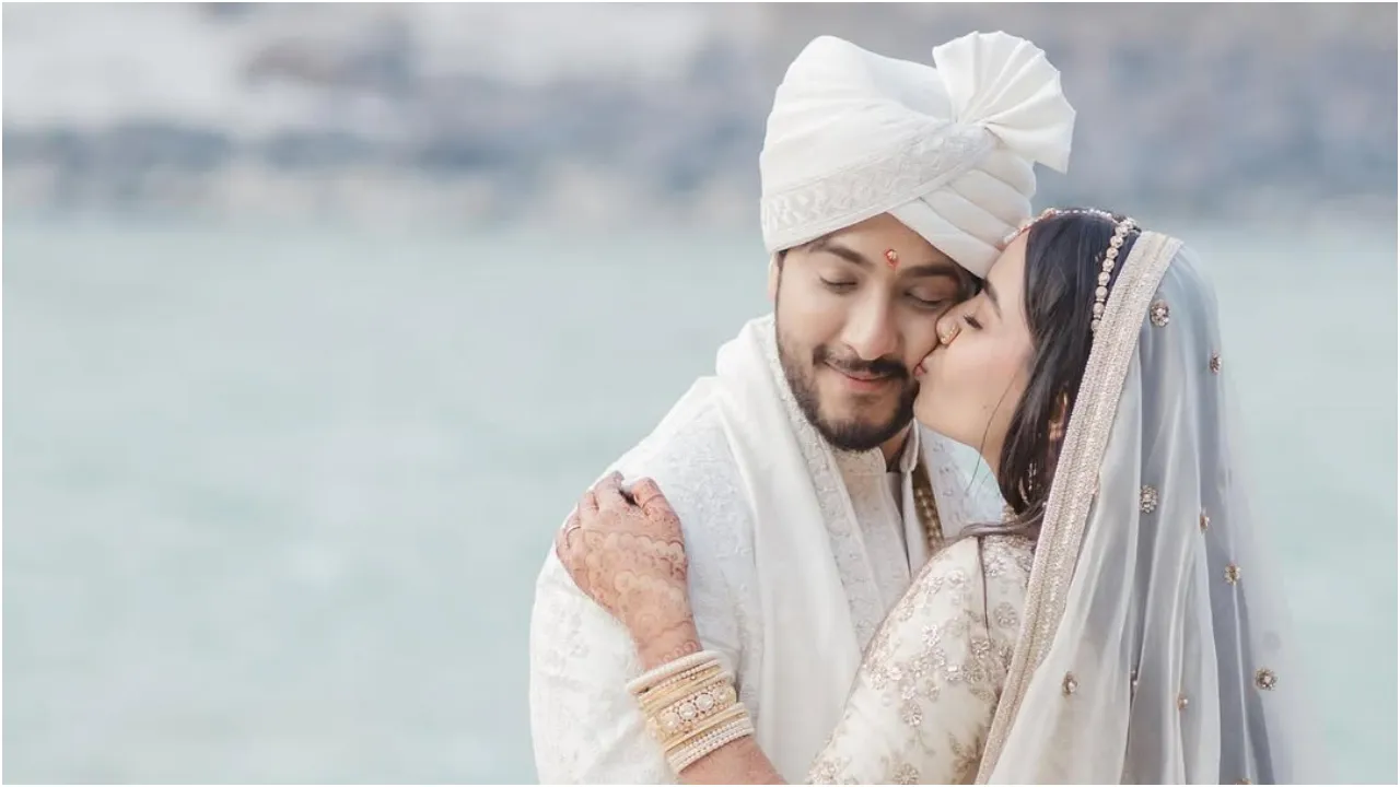 Photos: ಹೃಷಿಕೇಶದಲ್ಲಿ ಸಪ್ತಪದಿ ತುಳಿದ ʻಮನದ ಕಡಲುʼ ಸಿನಿಮಾ ನಟ ಸುಮುಖ; ಏಳು ವರ್ಷದ ಪ್ರೀತಿಗೆ ಮದುವೆ ಮುದ್ರೆ - Image 1