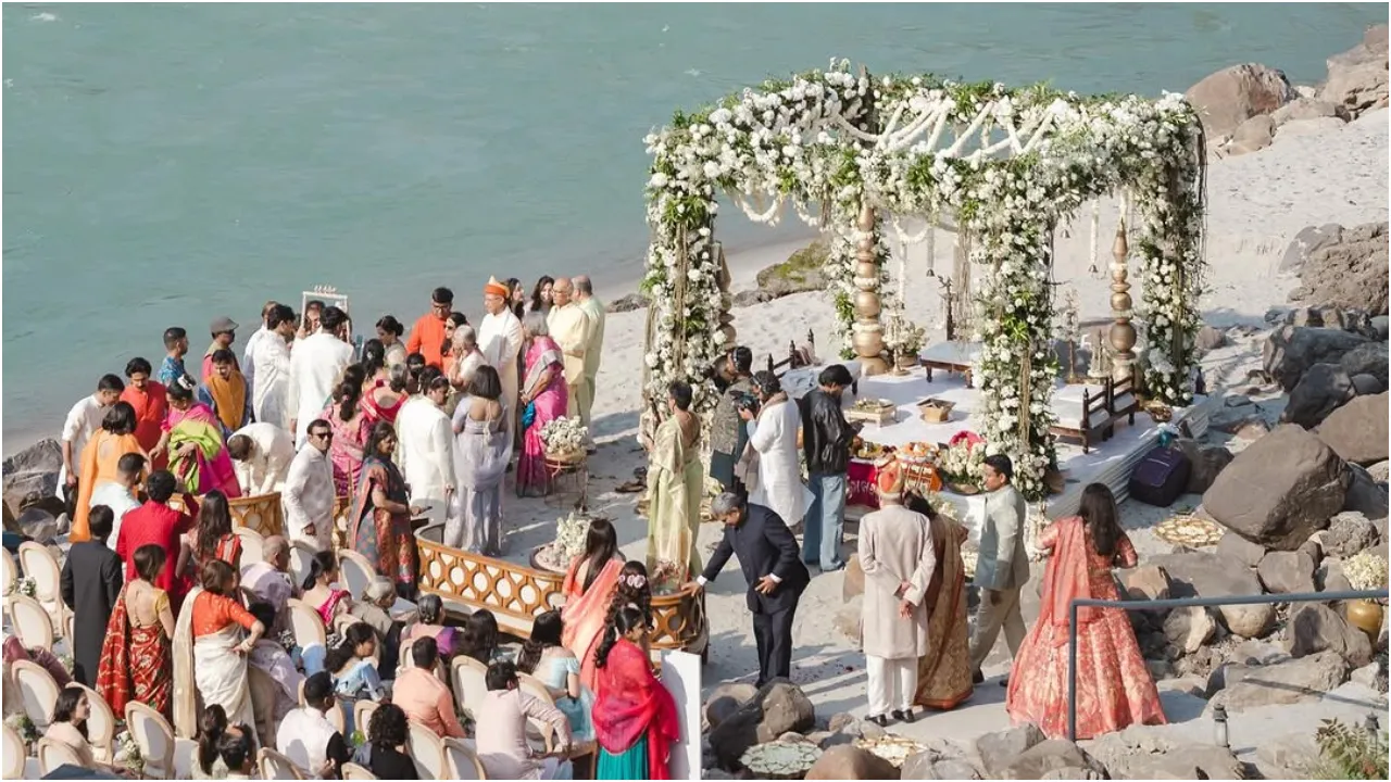 Photos: ಹೃಷಿಕೇಶದಲ್ಲಿ ಸಪ್ತಪದಿ ತುಳಿದ ʻಮನದ ಕಡಲುʼ ಸಿನಿಮಾ ನಟ ಸುಮುಖ; ಏಳು ವರ್ಷದ ಪ್ರೀತಿಗೆ ಮದುವೆ ಮುದ್ರೆ - Image 2