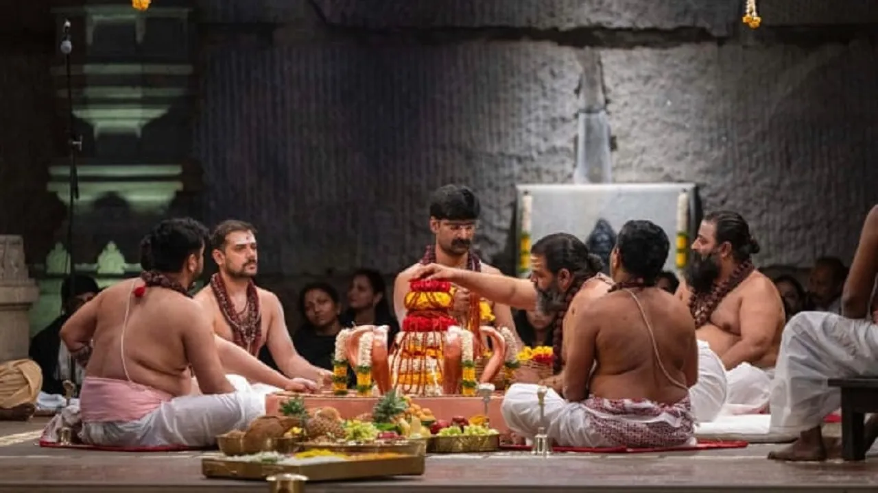 Chikkaballapur News: ಸದ್ಗುರು ಸನ್ನಿಧಿಯಲ್ಲಿ ‘ಸಪ್ತಋಷಿ ಆವಾಹನಂ’ ಪ್ರಕ್ರಿಯೆ ನಡೆಸಿಕೊಟ್ಟ ಕಾಶಿ ವಿಶ್ವನಾಥ ದೇವಸ್ಥಾನದ ಏಳು ಜನ ಅರ್ಚಕರು