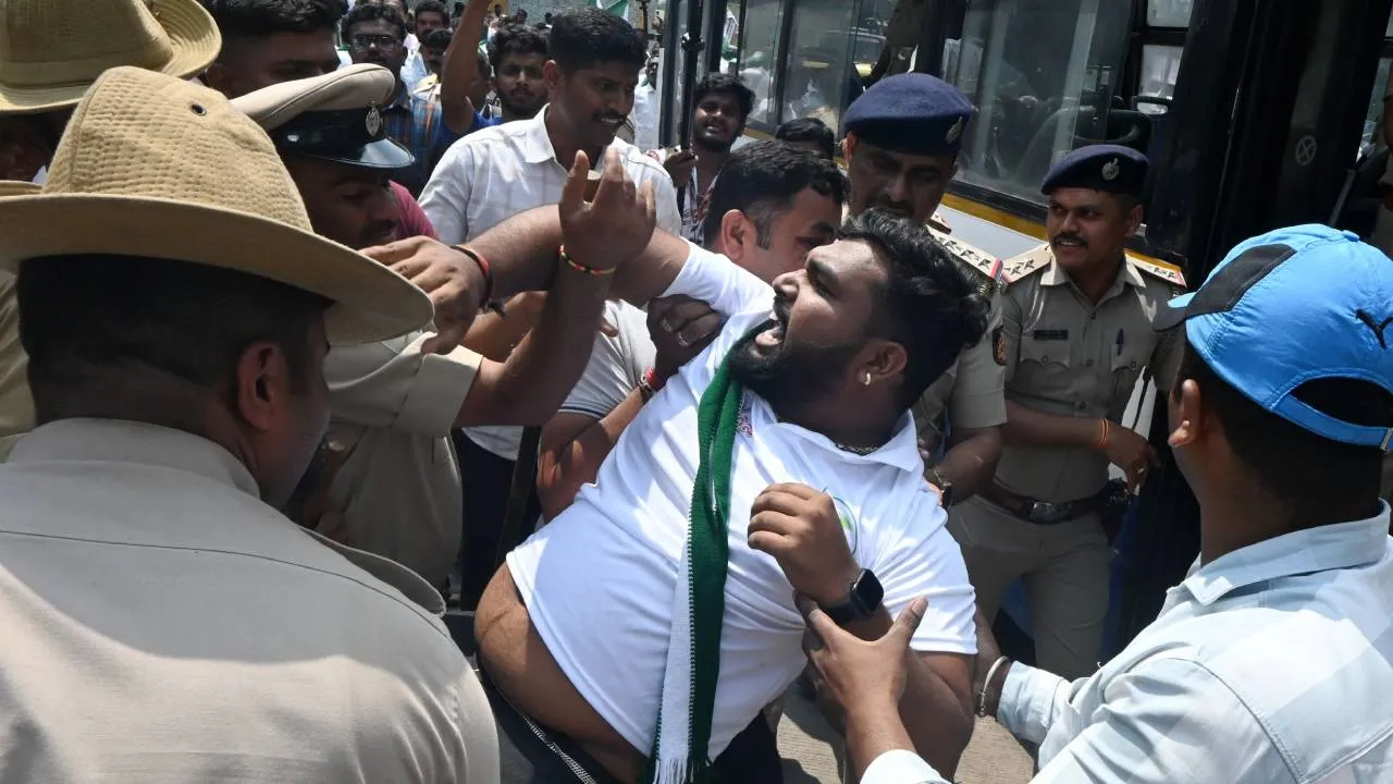 JDS Protest: ವಿಧಾನಸೌಧ ಮುತ್ತಿಗೆಗೆ ಯತ್ನ; ನಿಖಿಲ್‌ ಕುಮಾರಸ್ವಾಮಿ ಸೇರಿ ಹಲವು ಜೆಡಿಎಸ್‌ ನಾಯಕರು ವಶಕ್ಕೆ - Image 3