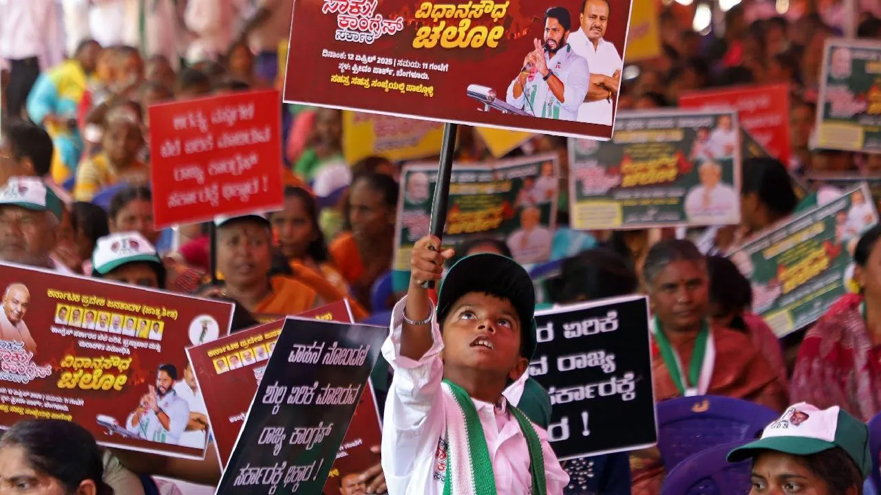 JDS Protest: ವಿಧಾನಸೌಧ ಮುತ್ತಿಗೆಗೆ ಯತ್ನ; ನಿಖಿಲ್‌ ಕುಮಾರಸ್ವಾಮಿ ಸೇರಿ ಹಲವು ಜೆಡಿಎಸ್‌ ನಾಯಕರು ವಶಕ್ಕೆ - Image 7