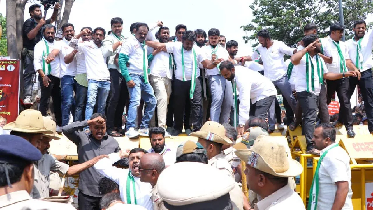 JDS Protest: ವಿಧಾನಸೌಧ ಮುತ್ತಿಗೆಗೆ ಯತ್ನ; ನಿಖಿಲ್‌ ಕುಮಾರಸ್ವಾಮಿ ಸೇರಿ ಹಲವು ಜೆಡಿಎಸ್‌ ನಾಯಕರು ವಶಕ್ಕೆ - Image 1