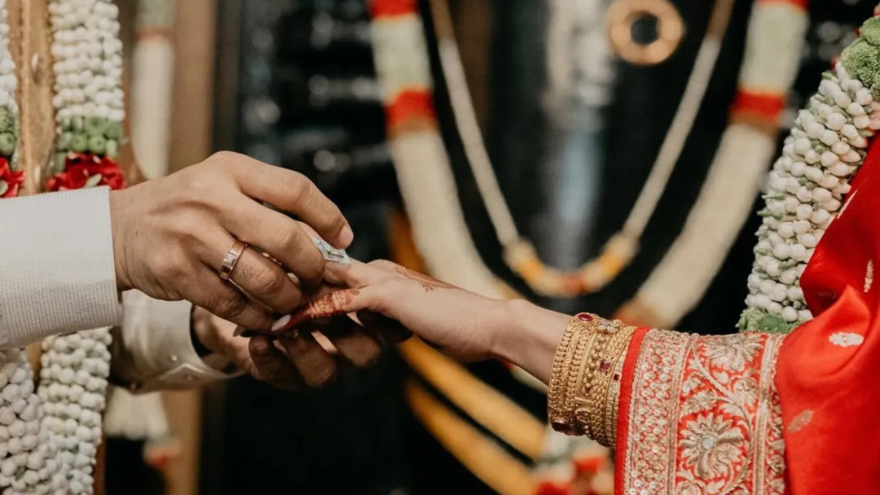 Photos: ಕೊಯಮತ್ತೂರಿನಲ್ಲಿ ಸರಳವಾಗಿ ನಡೆದ ಸಮಂತಾ - ರಾಜ್‌ ನಿಡಿಮೋರು ಕಲ್ಯಾಣ; ಈ 2ನೇ ಮದುವೆಯ ಕಲರ್‌ಫುಲ್‌ ಫೋಟೋಗಳು ಇಲ್ಲಿವೆ ನೋಡಿ - Image 2