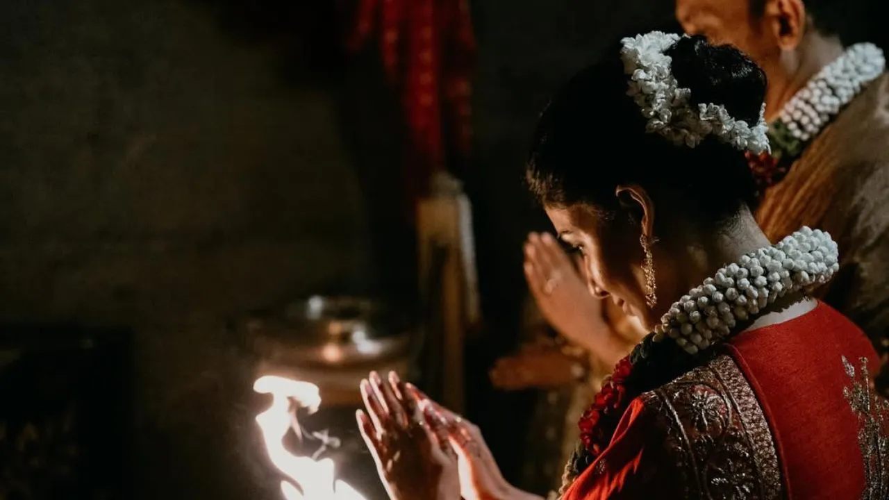 Photos: ಕೊಯಮತ್ತೂರಿನಲ್ಲಿ ಸರಳವಾಗಿ ನಡೆದ ಸಮಂತಾ - ರಾಜ್‌ ನಿಡಿಮೋರು ಕಲ್ಯಾಣ; ಈ 2ನೇ ಮದುವೆಯ ಕಲರ್‌ಫುಲ್‌ ಫೋಟೋಗಳು ಇಲ್ಲಿವೆ ನೋಡಿ - Image 1