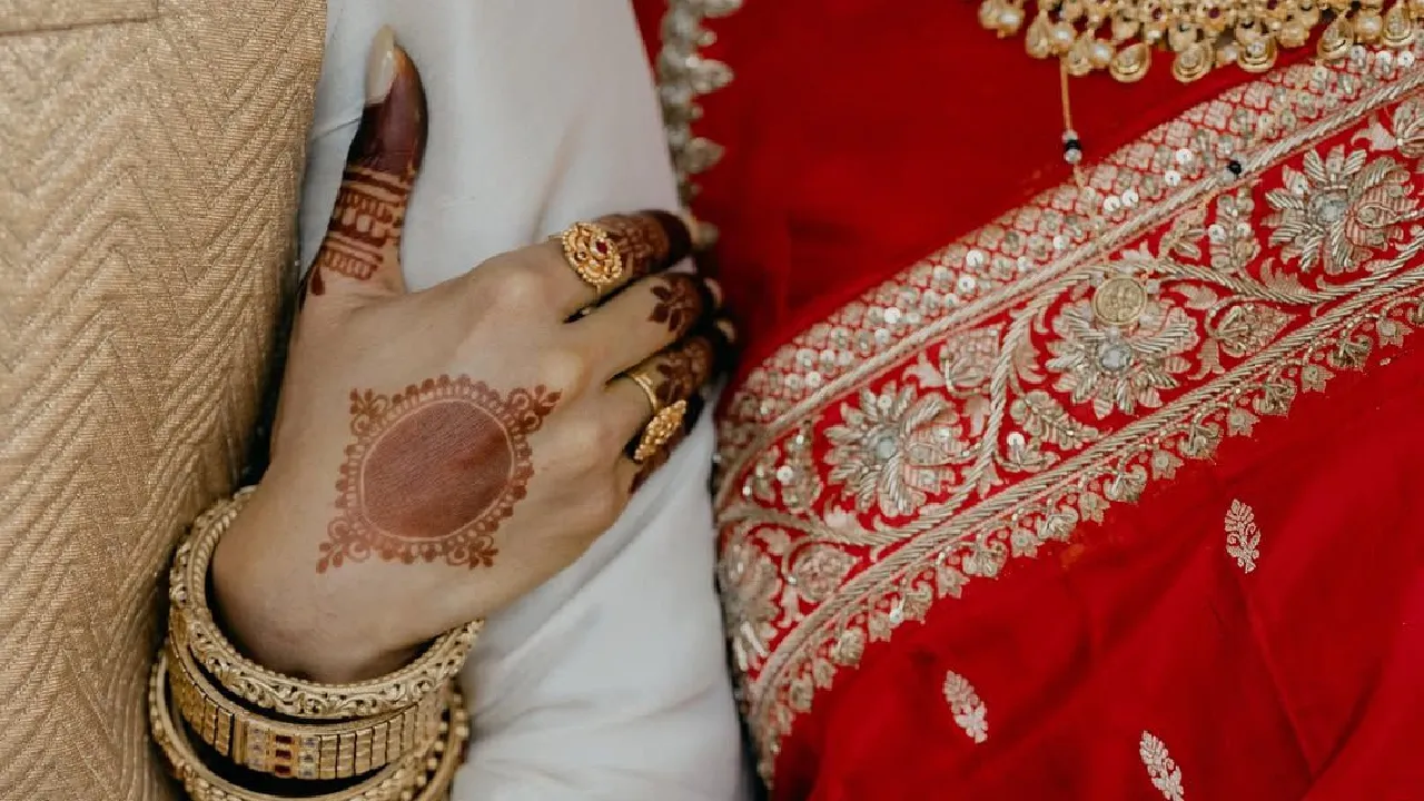 Photos: ಕೊಯಮತ್ತೂರಿನಲ್ಲಿ ಸರಳವಾಗಿ ನಡೆದ ಸಮಂತಾ - ರಾಜ್‌ ನಿಡಿಮೋರು ಕಲ್ಯಾಣ; ಈ 2ನೇ ಮದುವೆಯ ಕಲರ್‌ಫುಲ್‌ ಫೋಟೋಗಳು ಇಲ್ಲಿವೆ ನೋಡಿ - Image 4