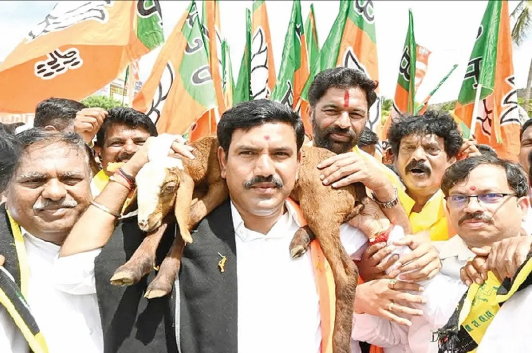 Padayatra completes 8th Day: ಪಾದಯಾತ್ರೆ 8ನೇ ದಿನ ಮುಕ್ತಾಯ, 17 ಕಿ.ಮೀ. ನಡಿಗೆ: ಸಂಡೂರಲ್ಲಿ ರಾರಾಜಿಸಿದ ಕೇಸರಿ ಧ್ವಜ