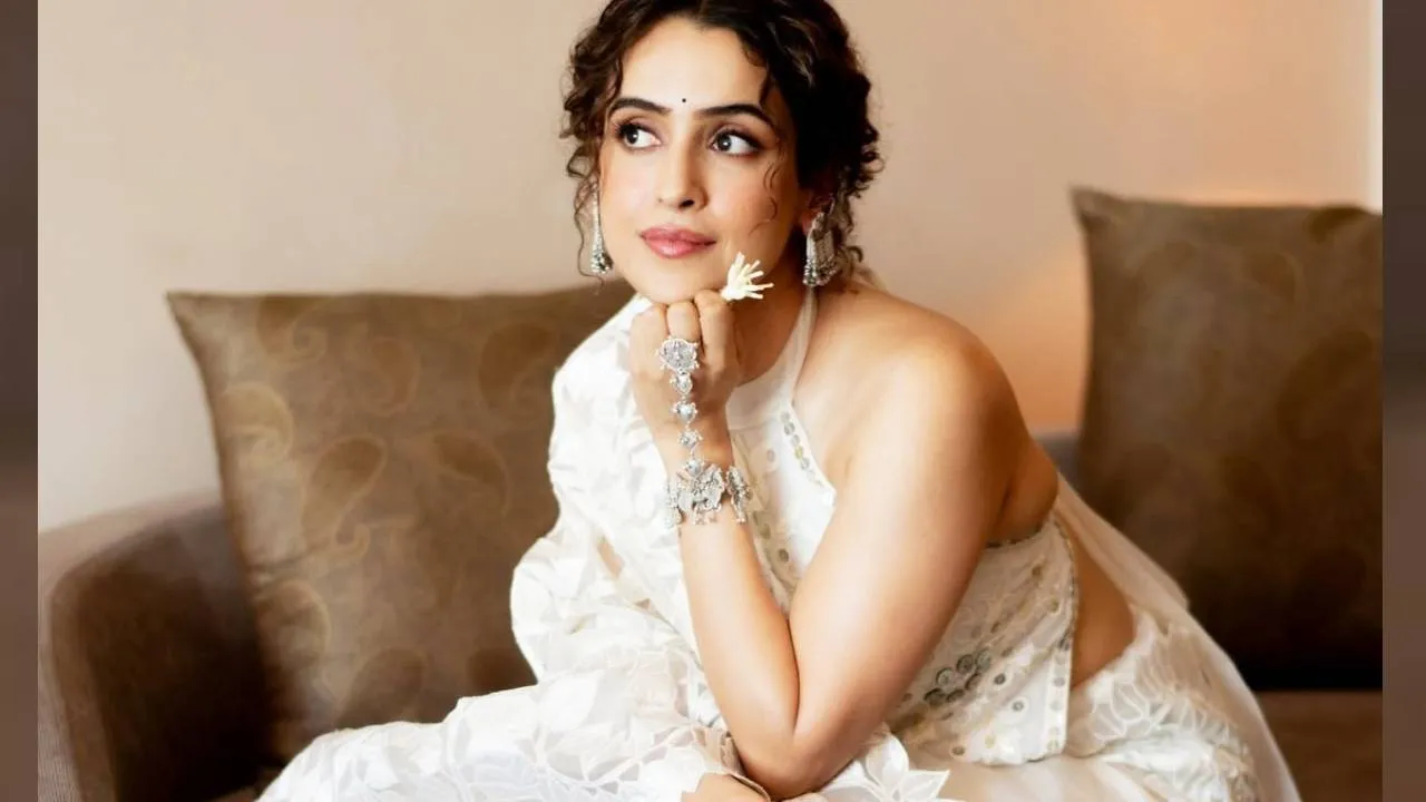Star Saree Fashion 2026: ಟ್ರೆಂಡಿಯಾಯ್ತು ಸಾನ್ಯಾ ಉಟ್ಟ 3ಡಿ ಫ್ಲೋರಲ್‌ ಲೇಸ್‌ ಸೀರೆ - Image 4