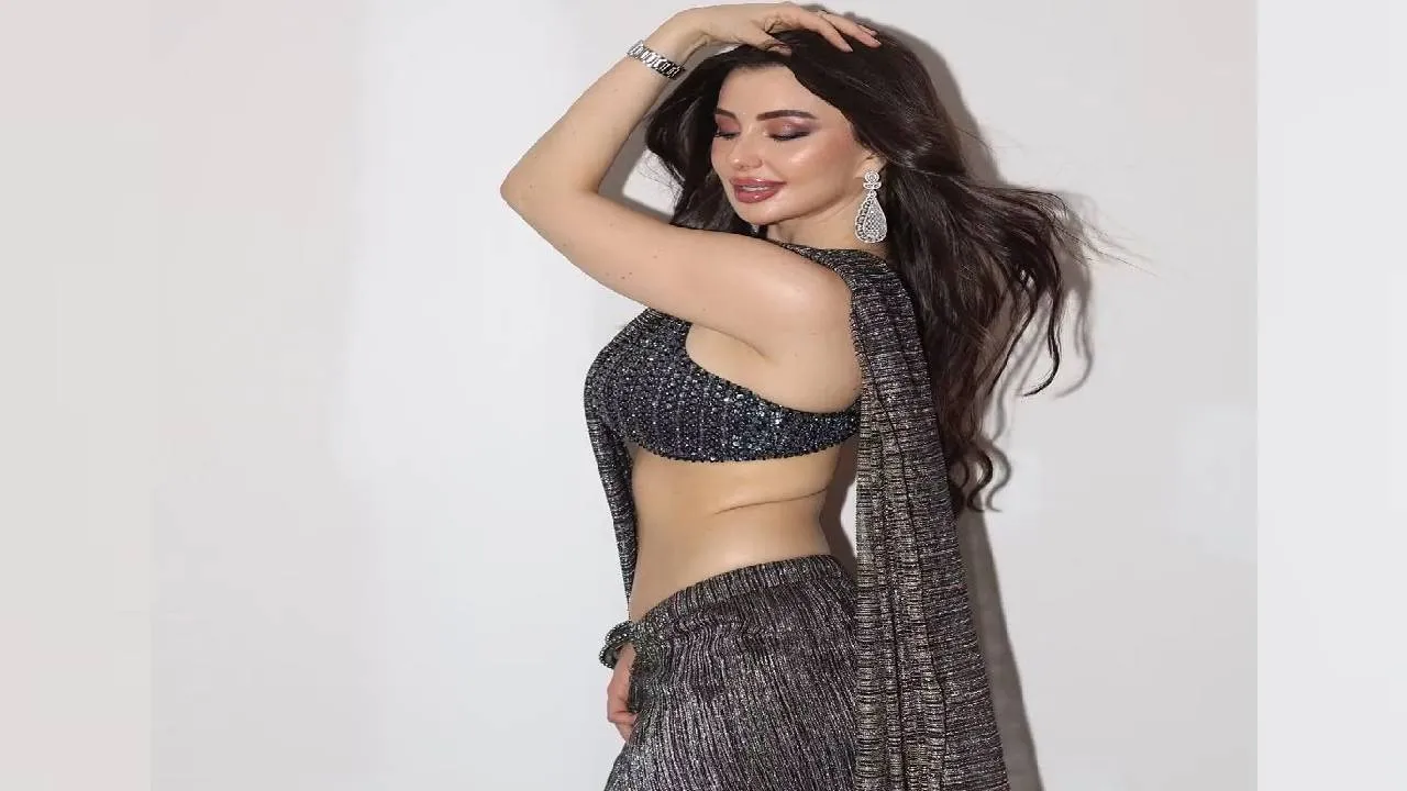 Saree Fashion 2026: ಪಾರ್ಟಿ ಪ್ರಿಯ ಮಹಿಳೆಯರಿಗಾಗಿ ಬಂತು ಮೆಟಾಲಿಕ್‌ ಕಾಕ್‌ಟೈಲ್‌ ಸೀರೆಗಳು - Image 5
