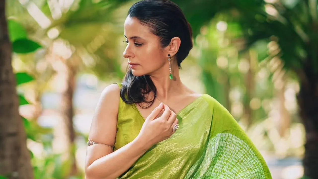 Handsfree Saree 2026: ಗಮನ ಸೆಳೆದ ರಸಿಕಾ ಹ್ಯಾಂಡ್ಸ್ ಫ್ರೀ ಸೀರೆ; ಇದ್ಯಾವ ಬಗೆಯ ಸ್ಯಾರಿ? - Image 5