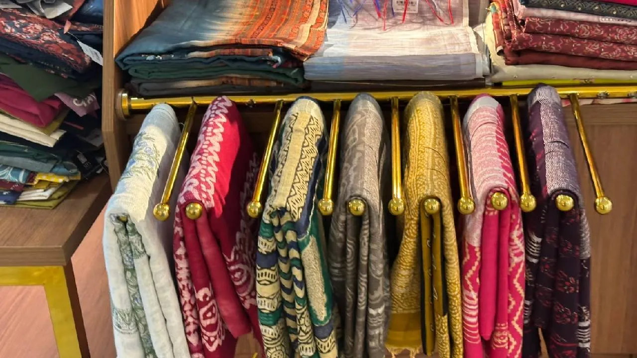 Saree Shopping Ideas 2026: ಗೌರಿ ಹಬ್ಬಕ್ಕೆ ಟ್ರೆಂಡಿಯಾಗಿರುವ ಸೀರೆ ಶಾಪಿಂಗ್‌ಗೆ ಇಲ್ಲಿವೆ 5 ಸಿಂಪಲ್ ಐಡಿಯಾ - Image 3