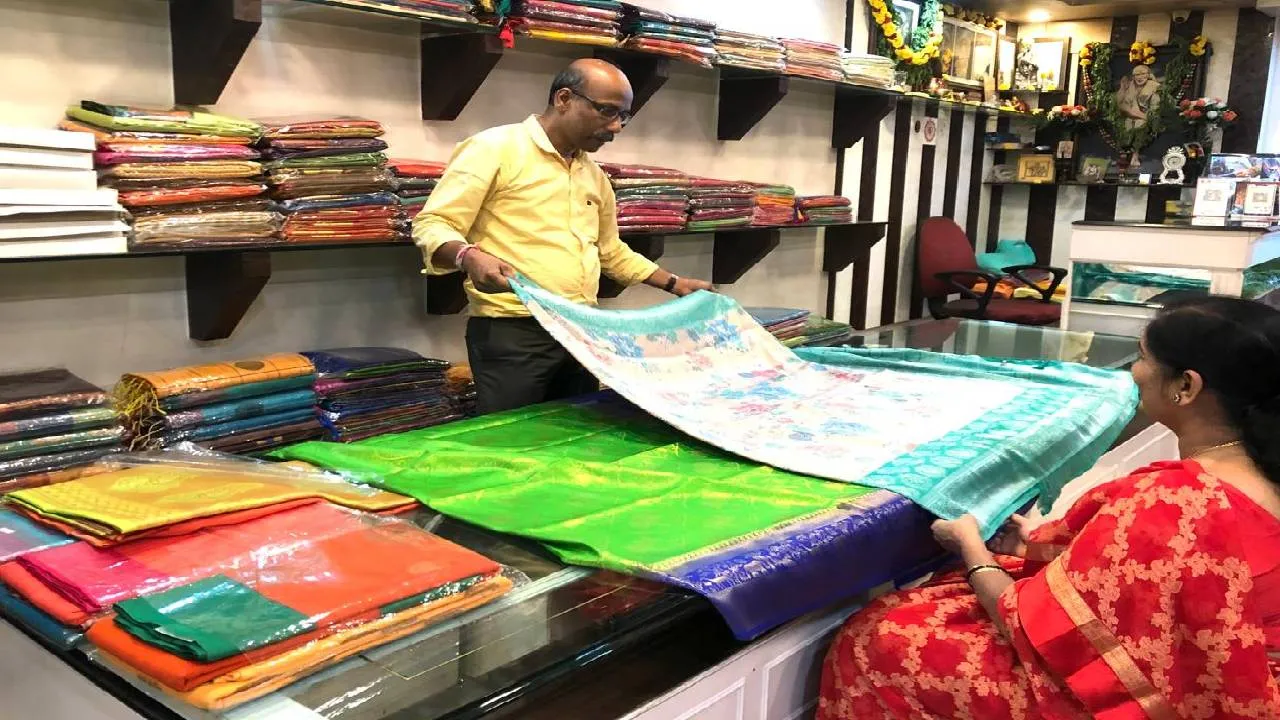 Festival Saree Shopping 2026: ವರಮಹಾಲಕ್ಷ್ಮೀ ಹಬ್ಬಕ್ಕೆ ಶುರುವಾದ ಸೀರೆ ಶಾಪಿಂಗ್‌! - Image 1